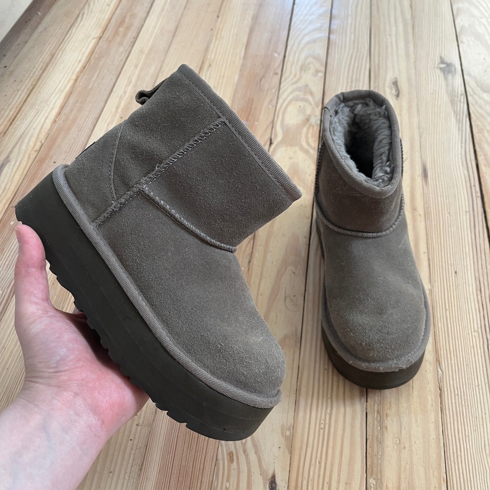 UGG Classic Mini Platform Boot Grey comfort Suede Sheepskin 1143700K Kids size 1